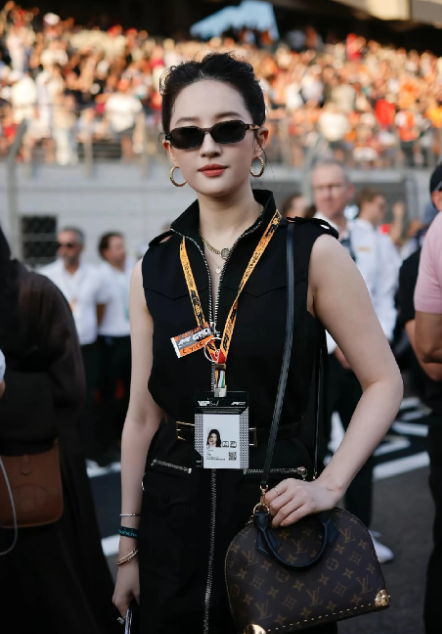 刘亦菲现身阿布扎比F1赛场这事直接上头条啦！7日她看收官战的现场美照一出来，那热