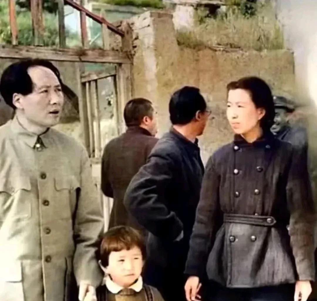 1948年的河北西柏坡，主席一家三口正要出门，当时的记者抓拍了这张珍贵的照片。