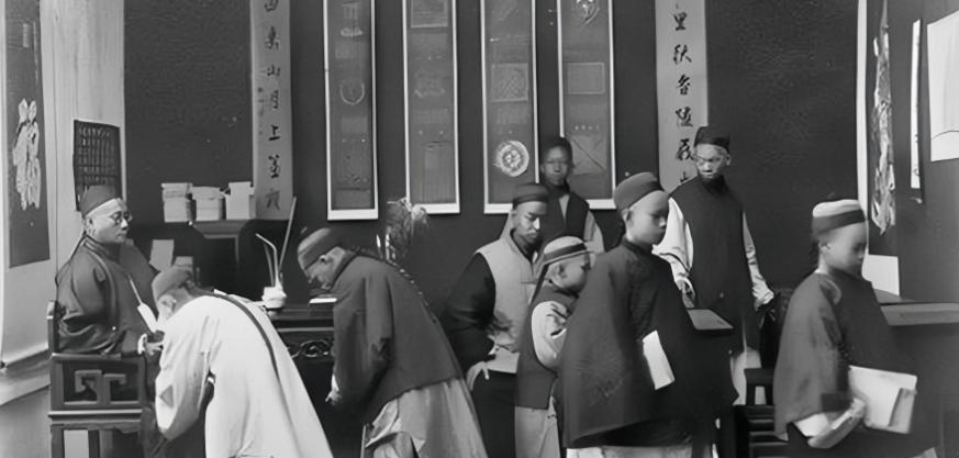 清朝识字率只有1%，300年以来专门压制汉人学习知识，然后就能用各种发放愚弄百姓
