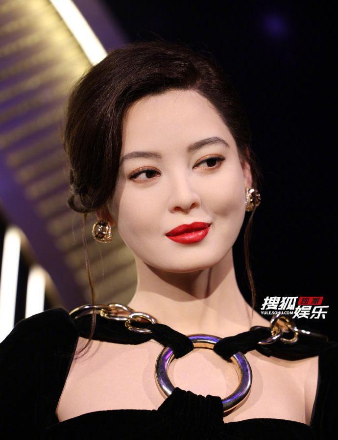 辛芷蕾有蜡像了，劲劲儿的气场很像她。上海杜莎夫人蜡像馆揭幕新晋国际影后的身姿，这