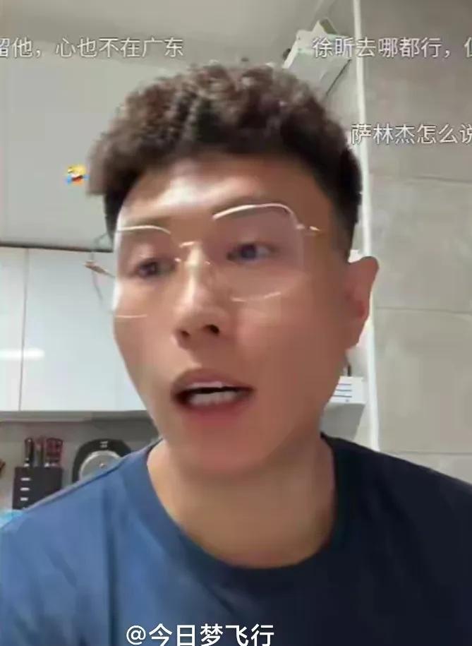 最新消息：徐昕将续约留在广东队！
今晚，徐昕的经纪人董昊在直播中，与球迷互动时，