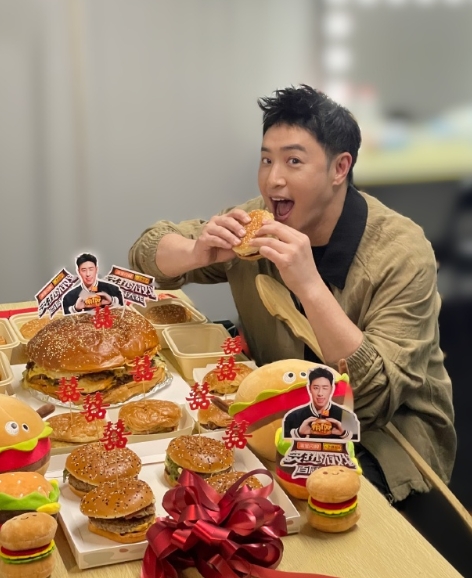 看了《炙热游戏：百厨大战》的预告片，感觉潘玮柏简直就是美食界的明星！可以尽情品尝