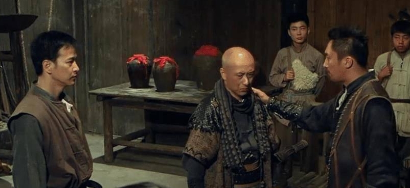 唐朝时，一位镖师在护镖时出了意外，尸体被装进棺材抬回了家。谁知，家中一向温驯的大