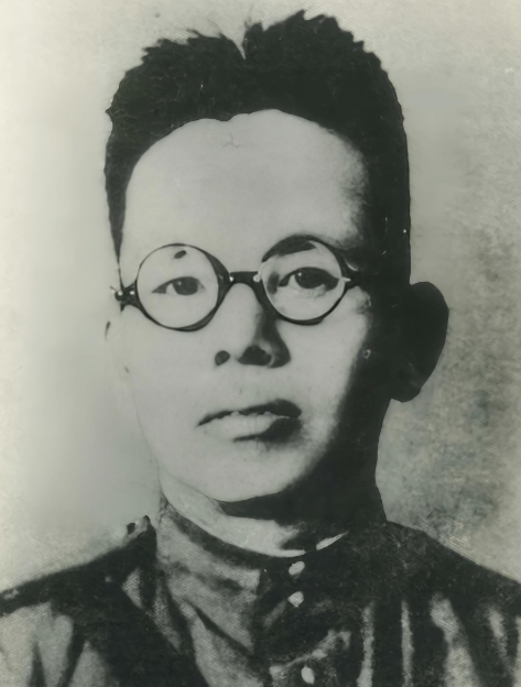 1937年，红4师新上任的政委召开会议，师长到了以后，却被安排坐在台下，正当他纳