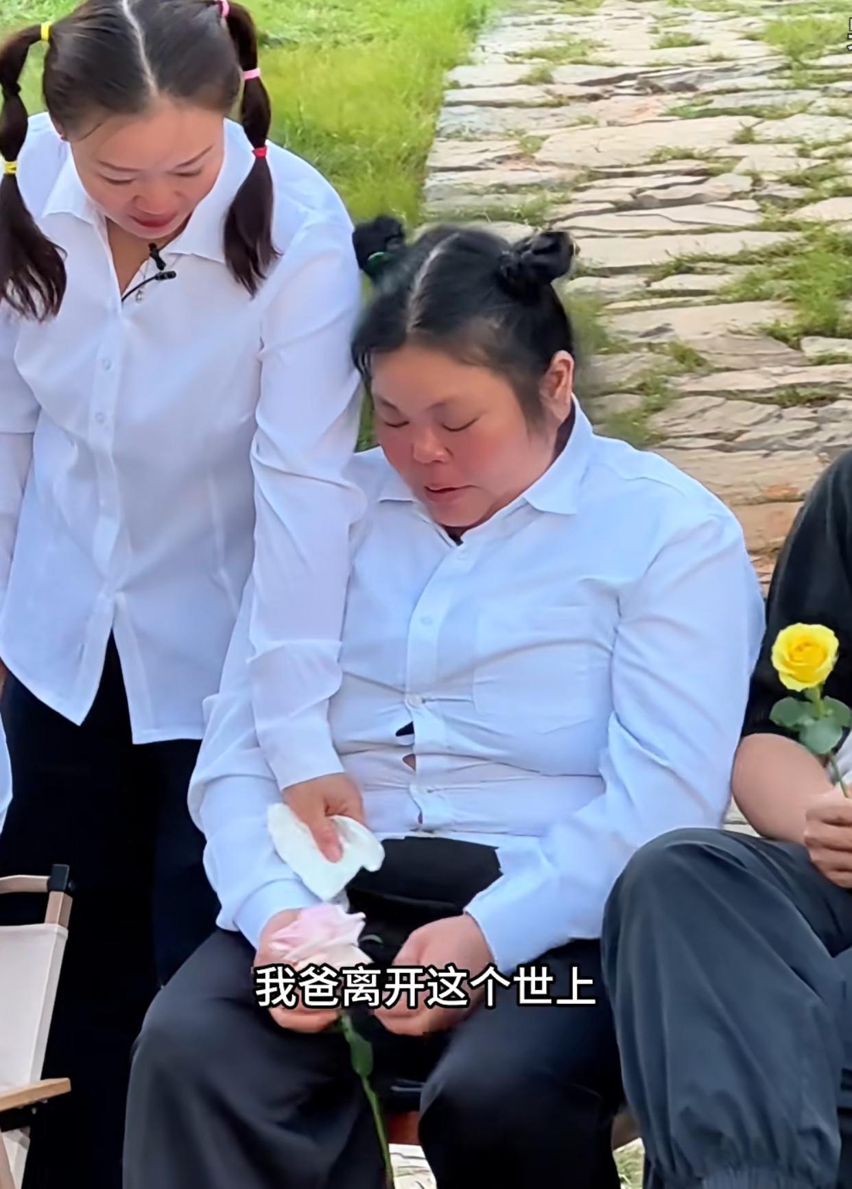金哥父亲的离去，对他产生的影响无疑是深入骨髓的。这种影响既来自对至亲突然去世的悲