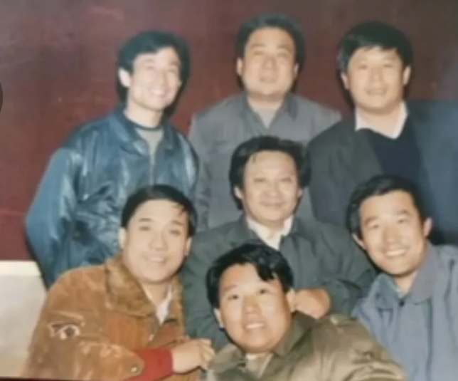 杨金山晒郭德纲和师父杨志刚以及其他徒弟合影！并再次质问郭德纲，你7岁学评书，9岁