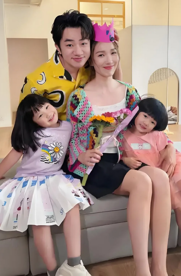 王祖蓝一家四口合照。他娶了李亚男这么漂亮的老婆，可两个女儿的长相还是随了他。李亚