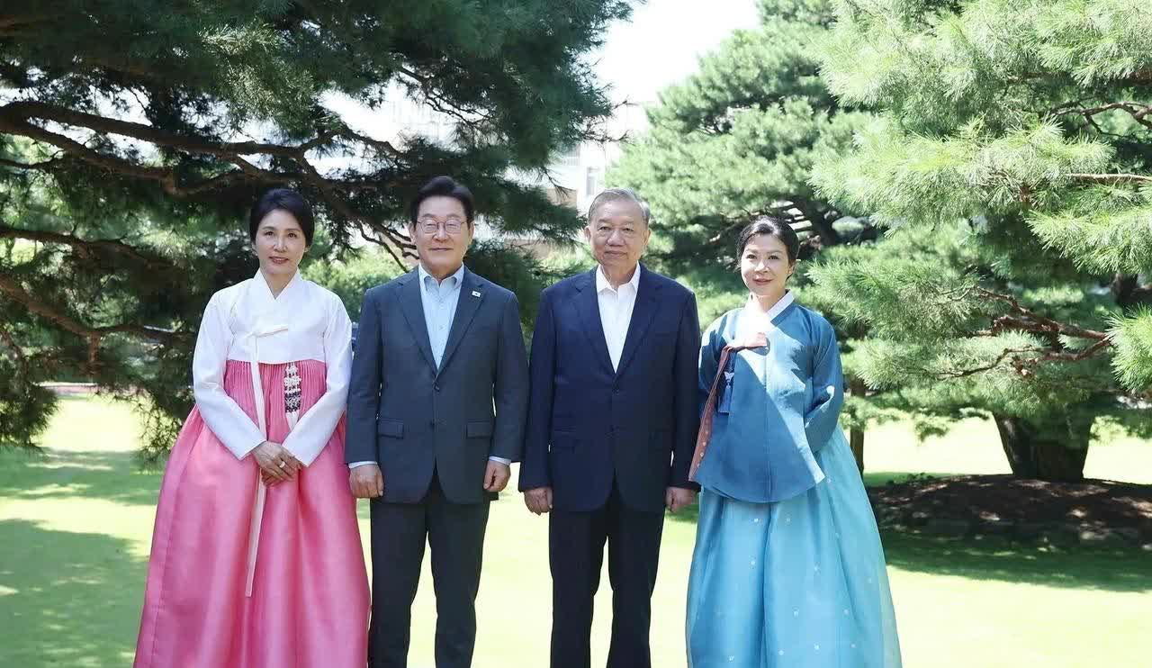 在韩国访问的第三天，苏林夫人吴芳璃和58岁的金惠景合影。
李在明与越南领导人一