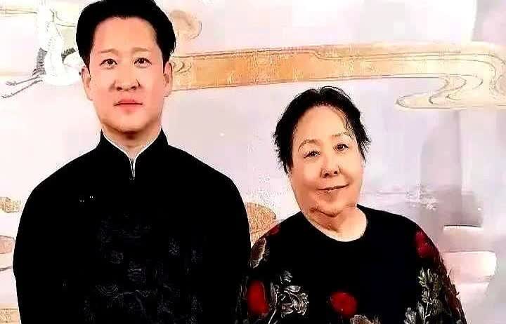 郭德纲的保温杯刚在新加坡机场露脸，整个接机区瞬间炸了！粉丝镜头齐刷刷对准的不是他