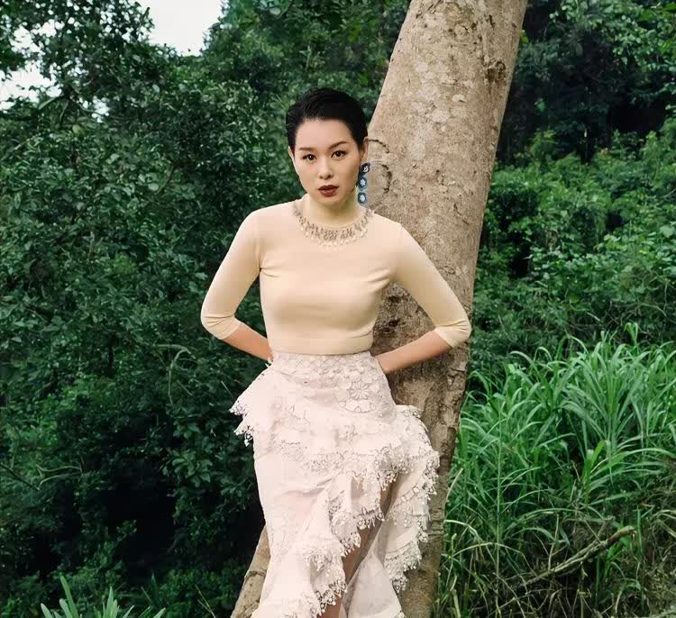 胡杏儿
身高172cm，影视、音乐、主持等多栖发展艺人，时尚高挑，精致精干，能