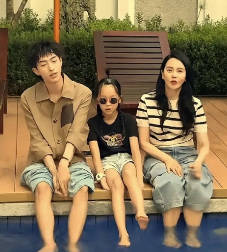 伊能静带着一双儿女，恩利搂着同母异父的妹妹，娘仨同框适合出道了！ 