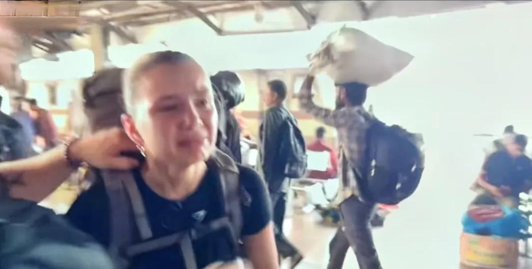 那个吐槽中国的英国网红在印度崩溃啦！
一对英国情侣背着行李在环球旅行，他们参加了