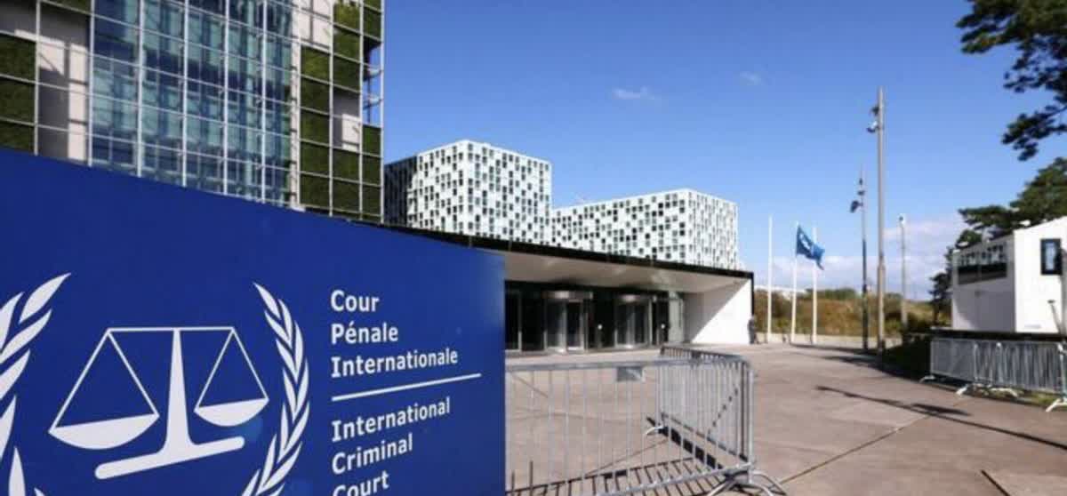 【特朗普准备祭金融核弹，全面制裁国际刑事法院，后者吓坏了，赶紧把2025年的工资