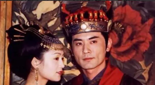 公元698年，太平公主在一个夜晚宠幸了四名男子。第二天清早，丫鬟们低着头去整理房