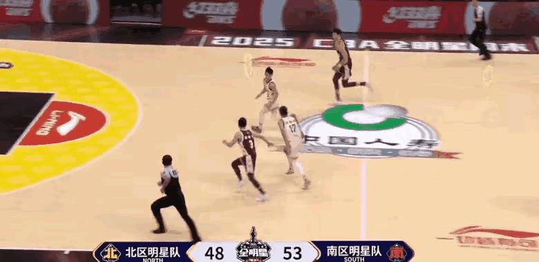 徐杰这一球，本想来给现场观众一个暴扣，可惜用力太猛，还是不成功。从现场图可以猜测