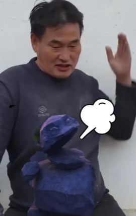 徐州法院审理网络恩怨案，大衣哥朱之文遭陌生人持续四年网暴！

被告徐某，50岁江