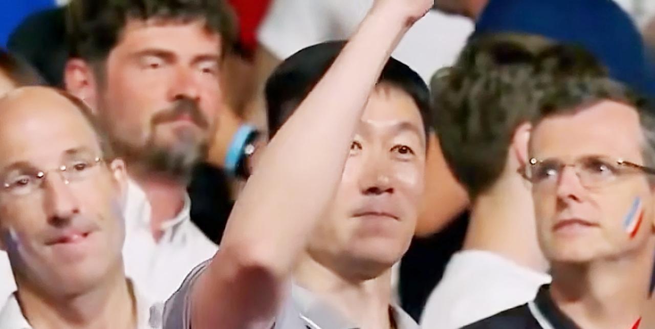 这是巴黎奥运会男单1/4决赛的现场，当打出血性的樊振东，在4：3逆转张本智和后，