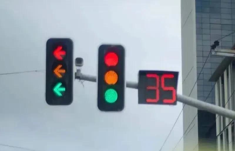 反人类，真是反人类！你遇到这样的红绿灯你怎么走？设计这个红绿灯的人是不是打游戏出