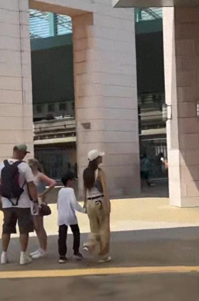 Baby携儿子现身新加坡，8岁小海绵身高震惊网友，侧脸太像黄