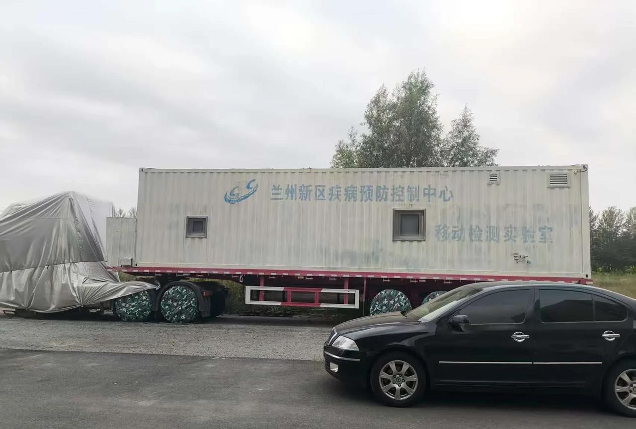 流水的新冠，铁打的方仓！网友四哥最近在兰州新区街头所拍摄，照片中方仓还能看到。2