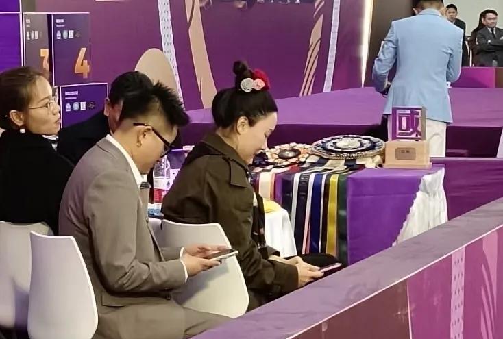 有网友在青岛偶遇霍思燕，她真的胖了好多！脸圆嘟嘟的，挺富态，不过她这几年也不拍戏