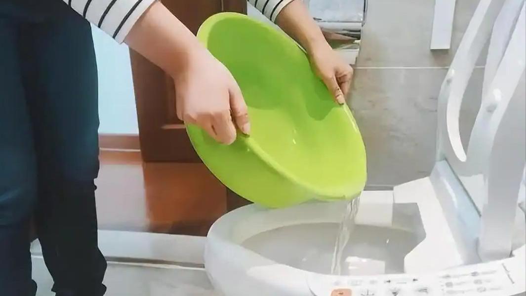 为什么不能“倒水冲厕”？很多人不懂，看似节俭实则隐患很大！