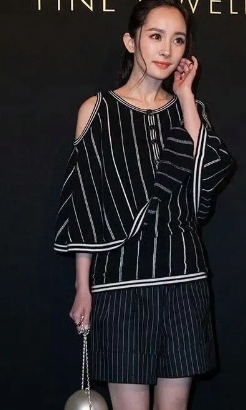 杨幂：穿搭女王，时尚与美丽并存

杨幂，无疑是女明星中的“穿搭女王”。她的私服穿