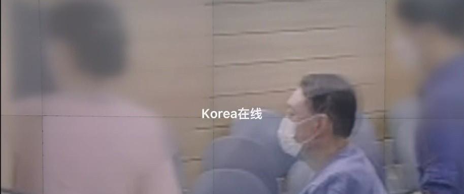 尹锡悦穿囚服时隔一个月再次公开露面！！！


一名乘坐轮椅的男子在工作人员