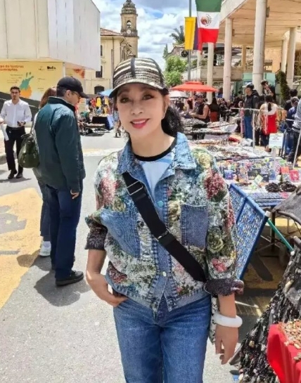 74岁刘晓庆晒美照，穿着一身花牛仔很洋气，手上大玉镯子超抢镜！ ​​​