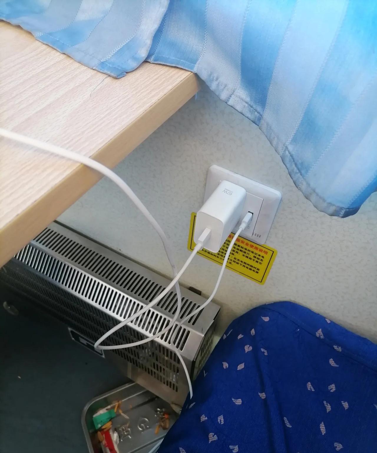 现在有些火车车厢真好，竟然可以充电，影像中只有卧铺车厢有几个充电的位置，这趟车每