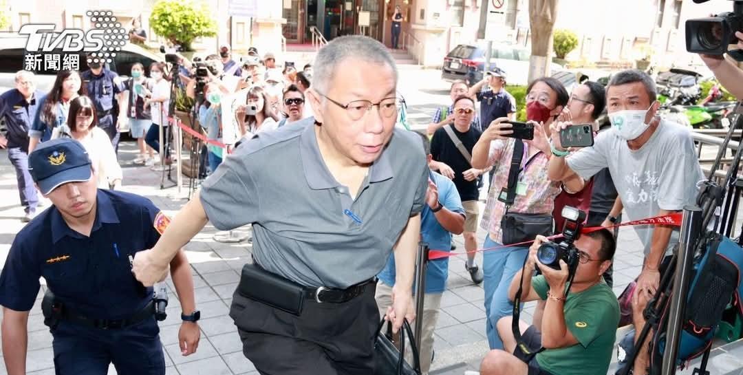 柯文哲被释放第一天以自由人身份出席法庭答辩！
昨天岛内政治最轰动的事情莫过于柯文