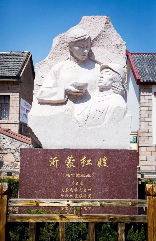 1941年，一个妇人正在洗衣服，突然院门被人撞开，一个浑身带伤的男人扑倒在地，她