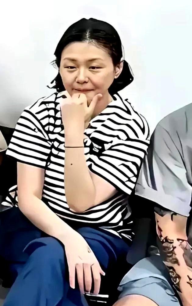 她不是胖瘦的问题，而是看上去，有点老态毕现的感觉，跟卤蛋在一起，不得不说，真的很