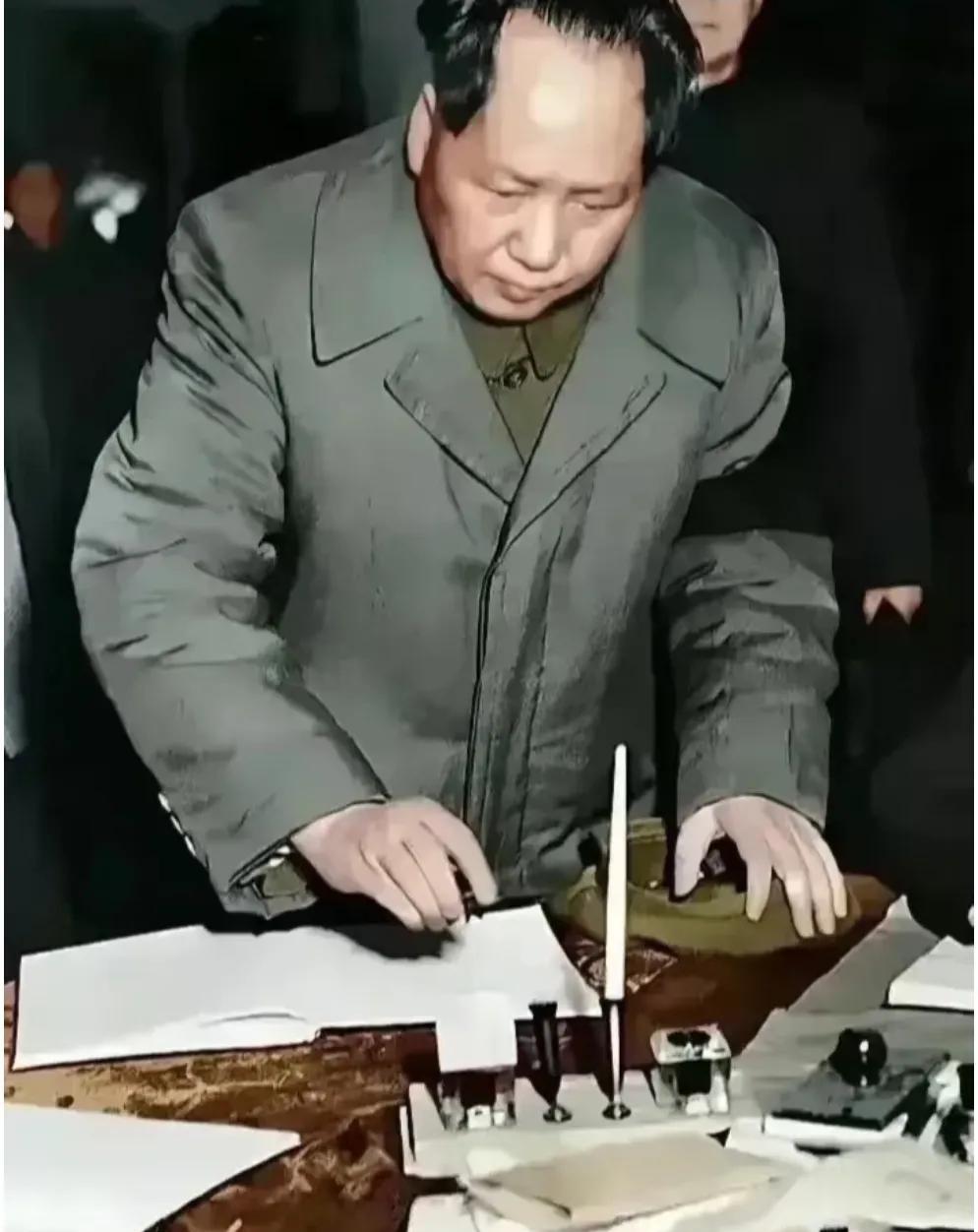 “国有疑难可问谁”
1963年，那是个悲痛笼罩的年份，伟人神色凝重，手臂缠着黑纱