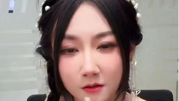 电竞女神小苍被网友骂 “老女人戾气重”，破防怒吼 ：滚出直播间