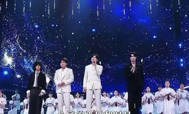 苏醒弹簧音引爆笑！四人合唱《夜亮的星》，网友：这是夜空中最闪的车祸现场？
近日，