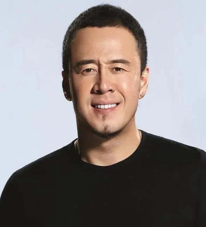 杨坤五十多岁了还有恋情
对方还是年轻漂亮
男人果然什么年龄都可以找到对象
特别是