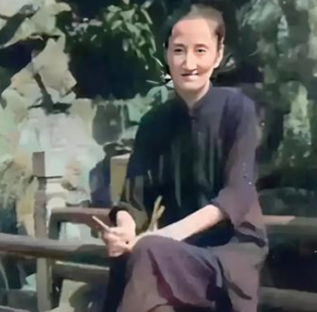 1956年，上海文史馆来了一名新员工，她年纪已经53岁，身材瘦削，衣着朴素，说话
