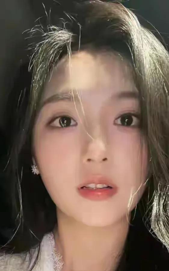 王云云，艺名彩彩云，是中国内地短剧演员。2000年3月11日出生于湖北武汉。20
