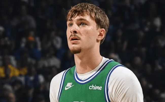 独行侠今日官方公布了球队明天与国王比赛的伤病情况，其中新秀库珀-弗拉格将因左脚中