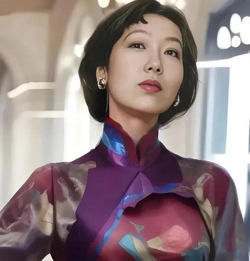 张爱玲出生于上海的名门世家，祖父张佩纶是清末名臣，祖母李菊藕是李鸿章之女 。这样