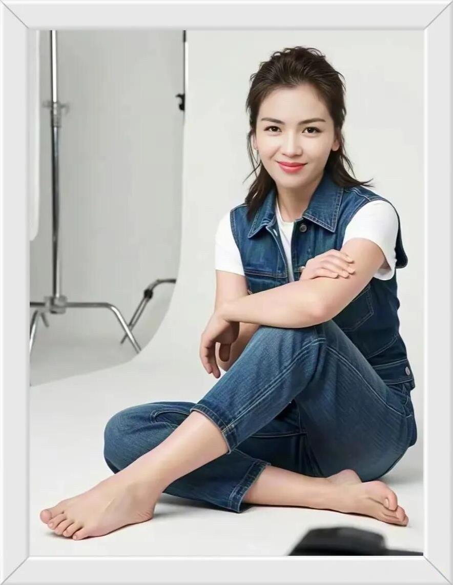 她属于气质型美女，年轻时一般般，年纪大了反而比年轻的时候有魅力，这样的颜值比陈数