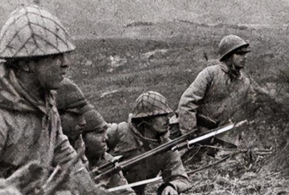 1937年12月，陈德贵趴在死尸堆中，由于脚太冷，动了一下，谁知，恰好被一个日本