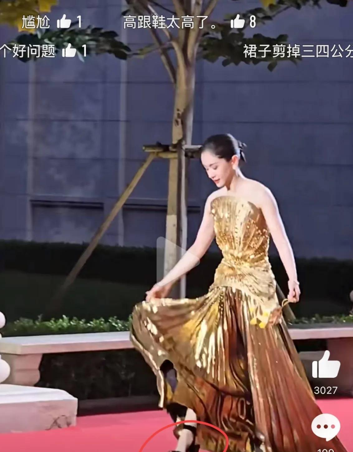 王子文走红毯摔倒，至少犯了两个穿衣大忌。
第一，鞋子跟太高了！
王子文提起裙摆，
