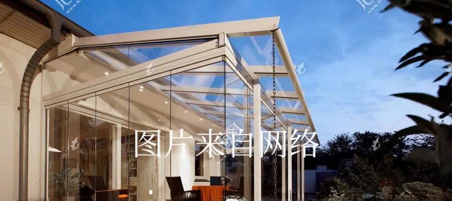 经济下行，商业竞争都开始用上歪手段了？
王女士开着一家铝合金门窗店，两边隔壁也