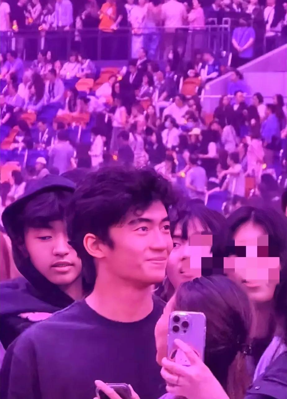 张柏芝说大儿子一个笑容足以让一群女生疯狂。
看来真的没说错，这妥妥就是谢霆锋的复