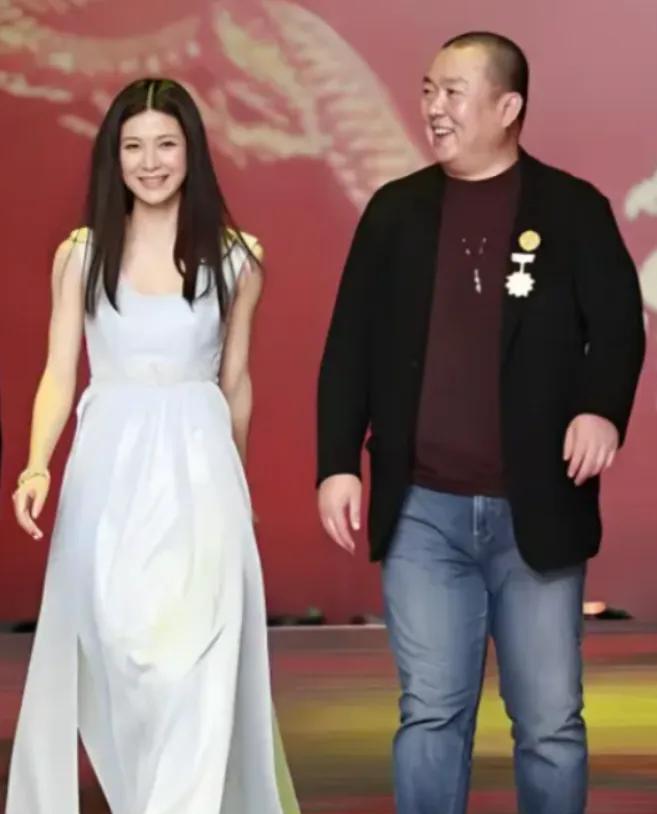 童蕾不愧是“李云龙”的老婆，这气质确实漂亮！
微微一笑很倾城，气质如兰，端庄优雅