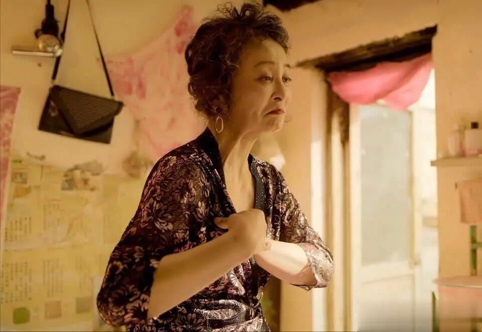 她62岁演“风尘女”，遭网友冷嘲热讽：这个年纪，不嫌丢人？