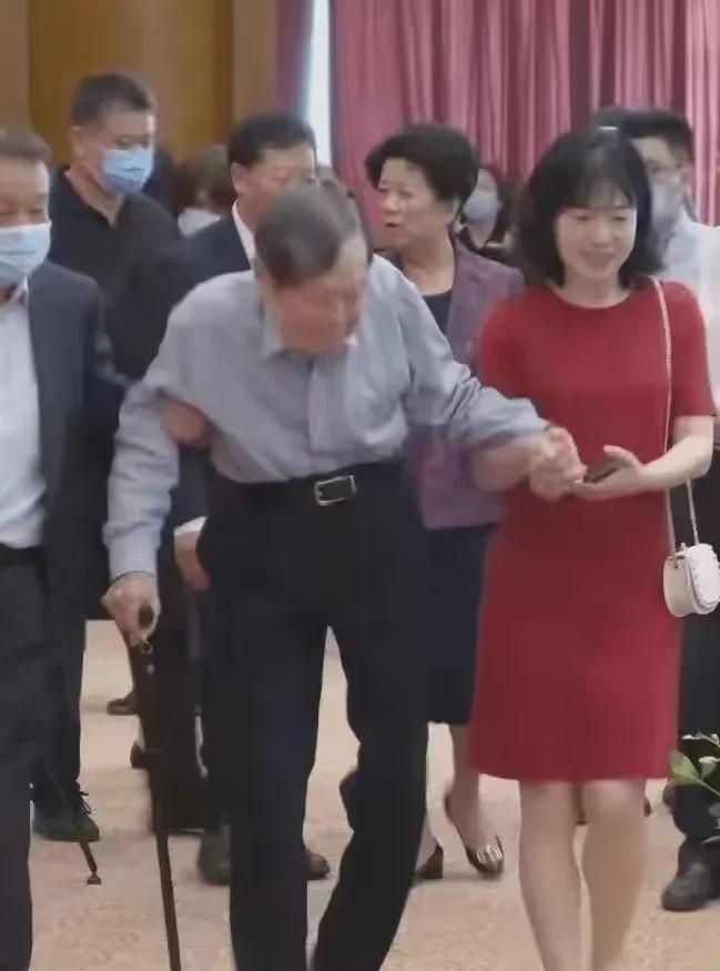 坦白说，假如我是翁帆的双亲，我会断然反对这桩婚事，坚决反对。无论杨先生的名望有多