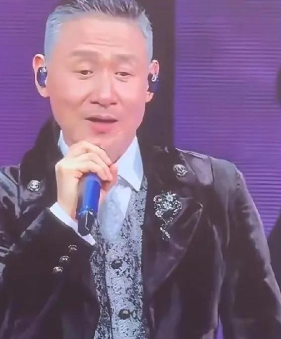 张学友63岁开演唱会，后台画面曝光后，着实令人感慨。化妆台上止咳糖浆、雾化器摆放